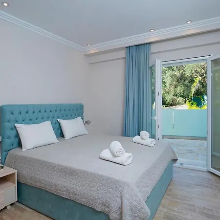 Villa Nikolakis Kerasia, On The