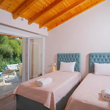 Villa Nikolakis Kerasia, On The *