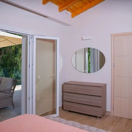 Nikolakis Kerasia, On The Vilă Kerasa