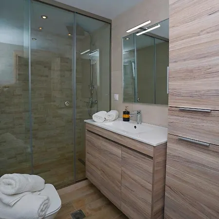 Nikolakis Kerasia, On The Vilă *