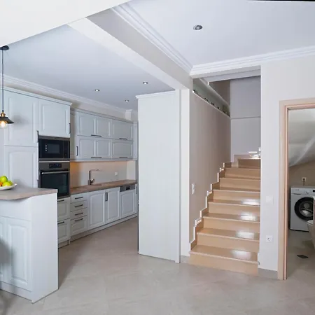 Vilă Nikolakis Kerasia, On The *