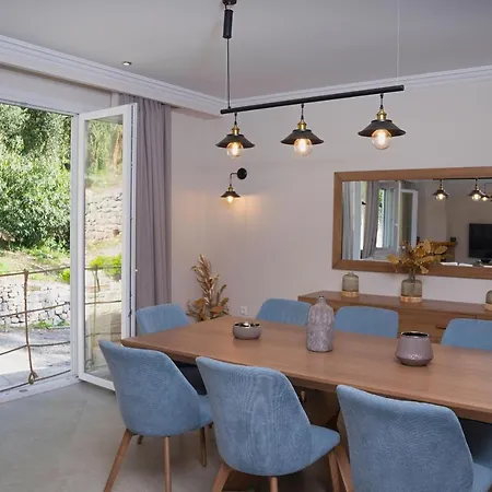 Villa Nikolakis Kerasia, On The
