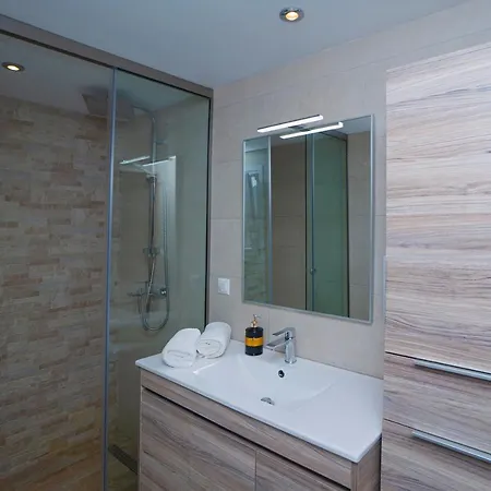 Vilă Nikolakis Kerasia, On The