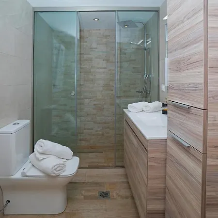 Vilă Nikolakis Kerasia, On The *