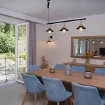 Villa Nikolakis Kerasia, On The